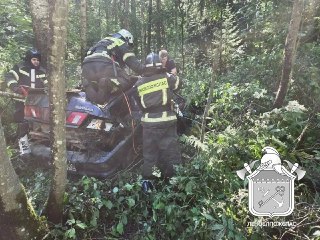 ДТП под Кингисеппом: Двое заблокированы в авто после вылета в кювет