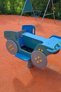 Игровая площадка на улице Карпова снова требует ремонта