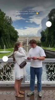 Блогерша в Петергофе устроила скандал из-за туристов в кадре