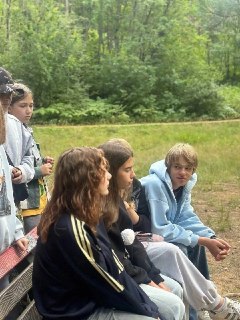 Открытие уникального экотропы с скамейками из переработанного пластика