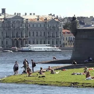 Жаркие дни в северной столице: температура воды в Неве достигла 20°C