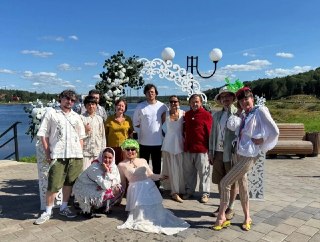 Две свадебные церемонии прошли на живописной набережной Свири