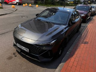 В Кудрово неизвестные разбили стеклянную крышу автомобиля, кинув лак для ногтей