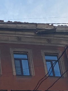 Ремонт крыши на Разъезжей 15 создает опасность для пешеходов